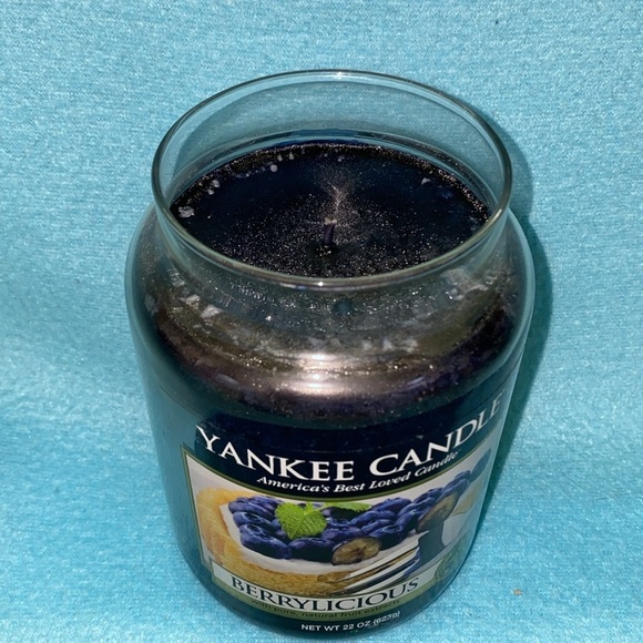 YANKEE Berrylicious 22 oz. CANDLE RARE
SCENT - Picture 2 of 6